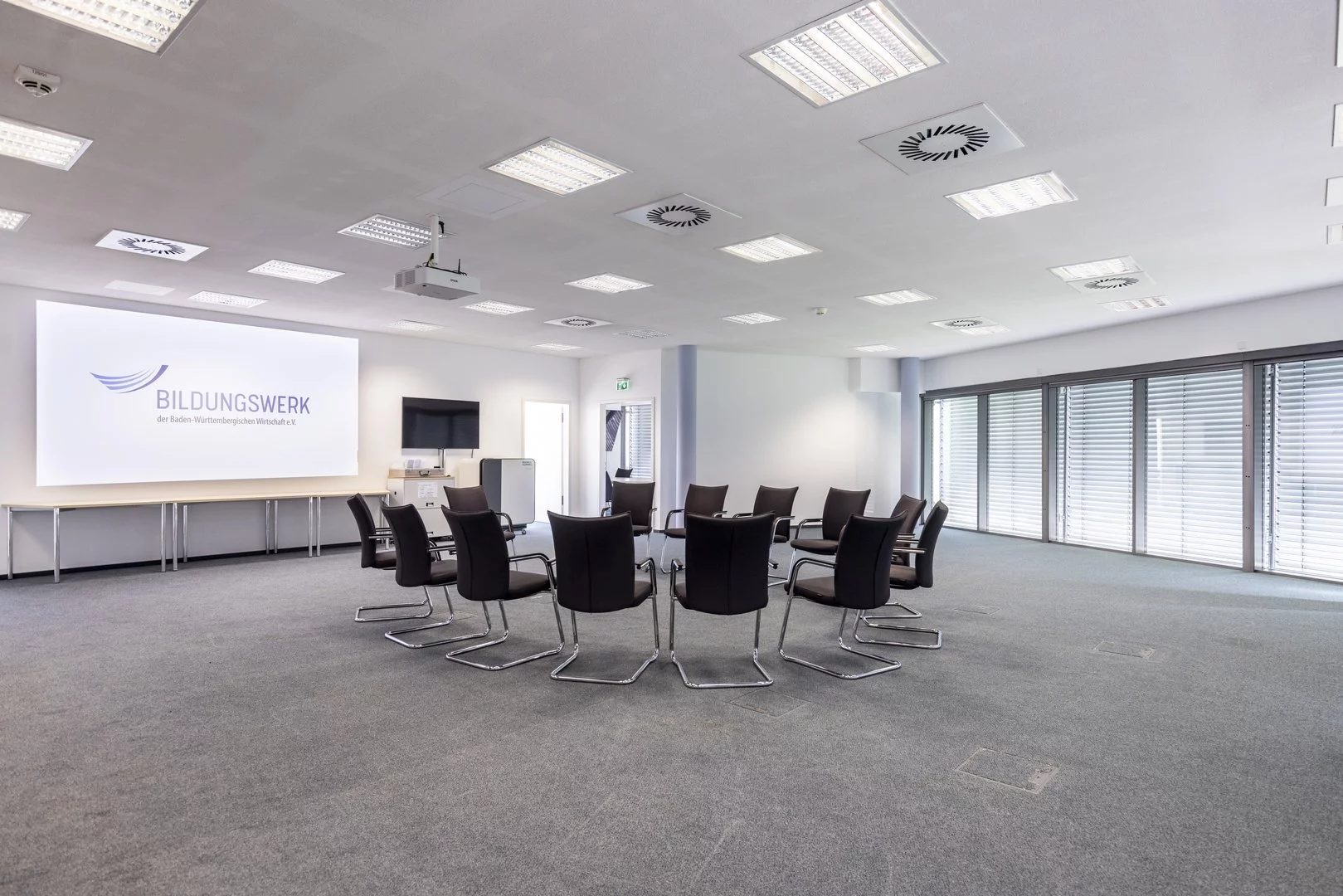 Konferenzraum für bis zu 45 Personen – ideal für Seminare, Workshops und Firmenveranstaltungen