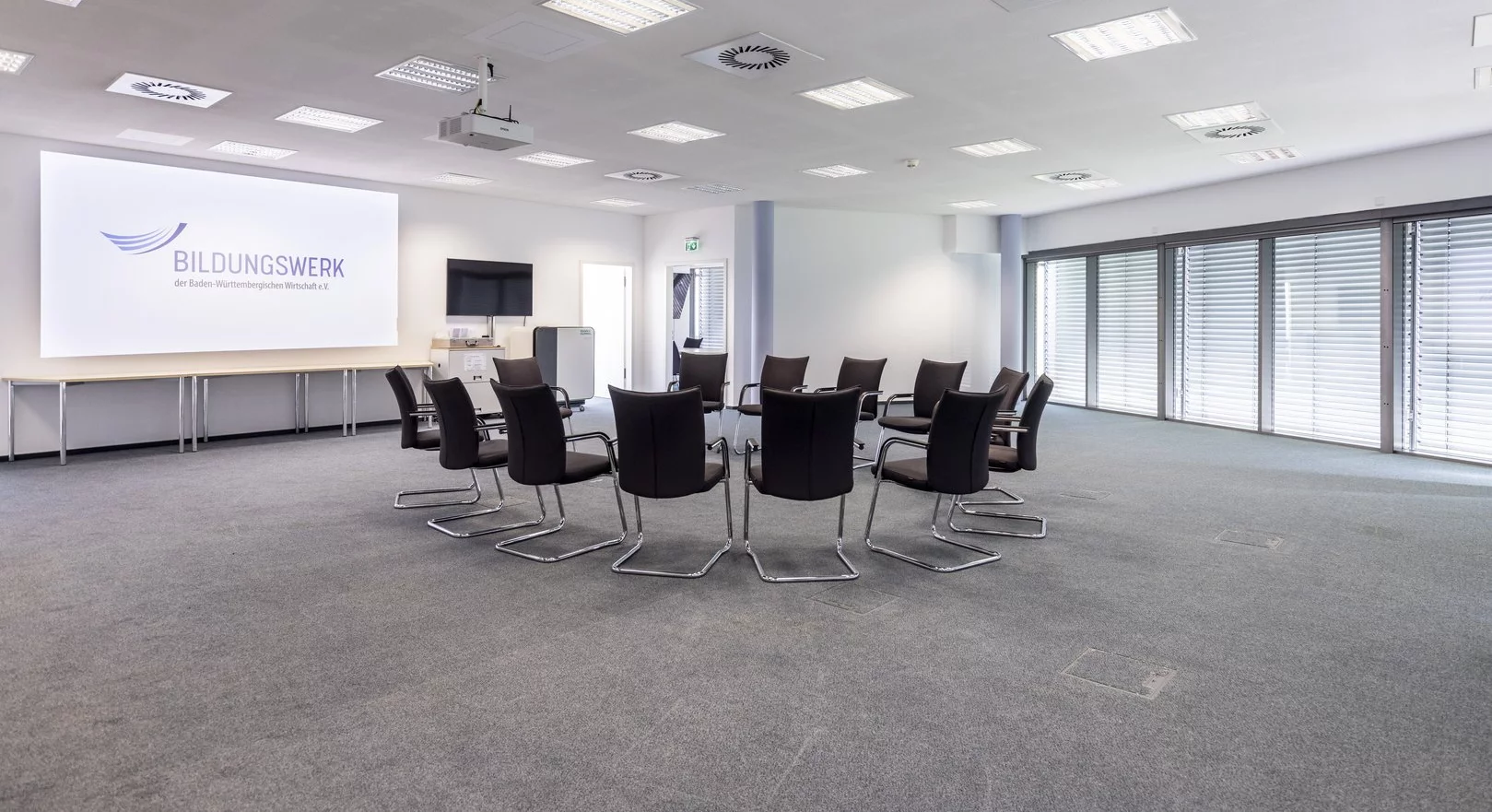 Konferenzraum für bis zu 45 Personen – ideal für Seminare, Workshops und Firmenveranstaltungen
