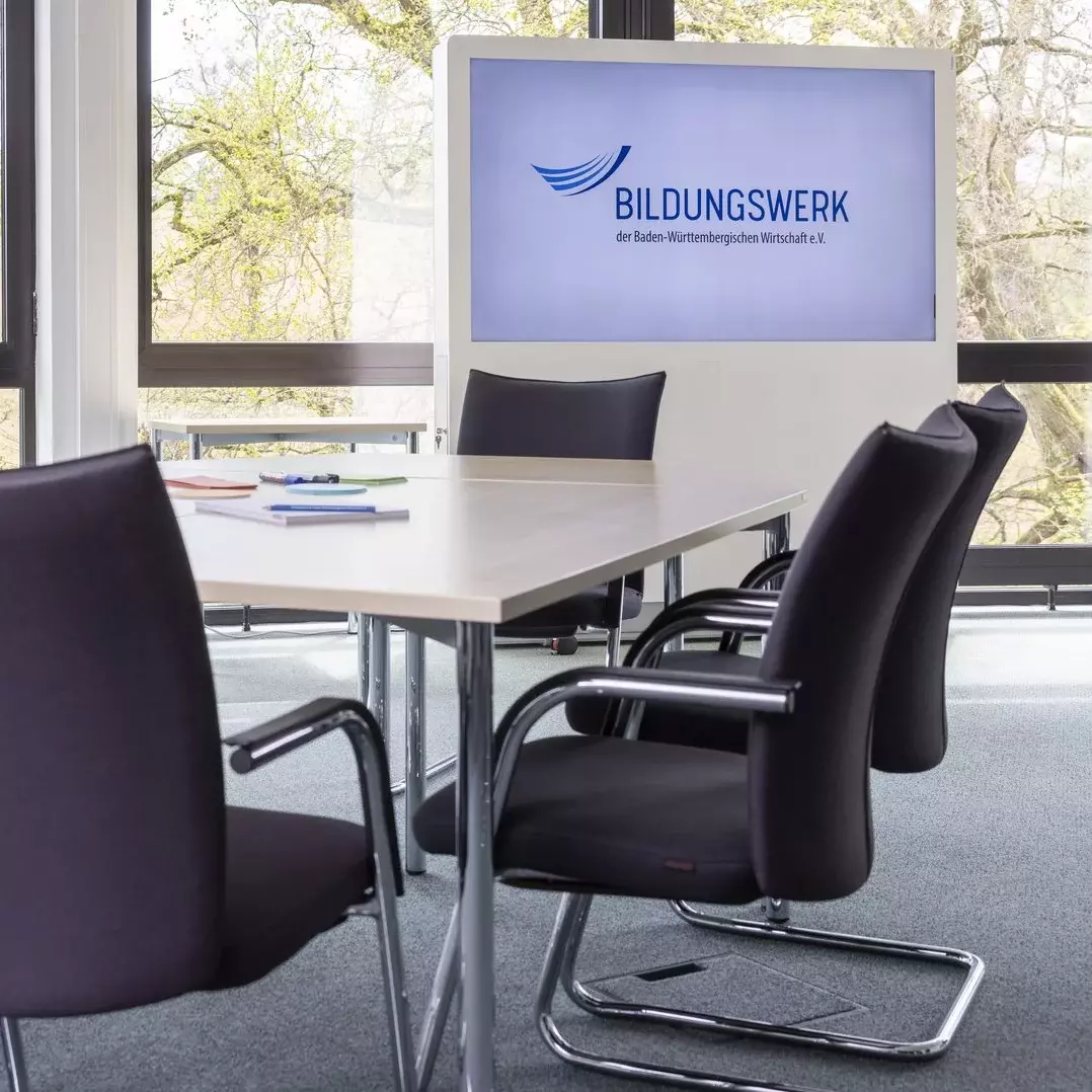 Moderner Tagungsraum im Haus Steinheim mit Beamer, Whiteboard und viel Tageslicht