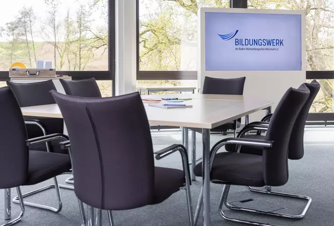 Moderner Tagungsraum im Haus Steinheim mit Beamer, Whiteboard und viel Tageslicht