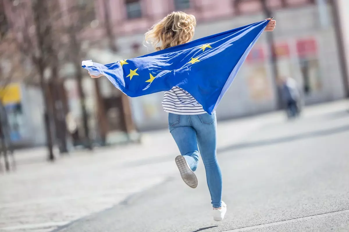 ESF, Frau rennt mit EU-Flagge