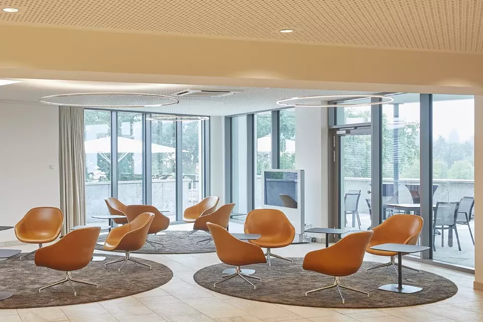 Die Hotelhalle des Bildungszentrums Haus Steinheim ist ein Ort der Begegnung.