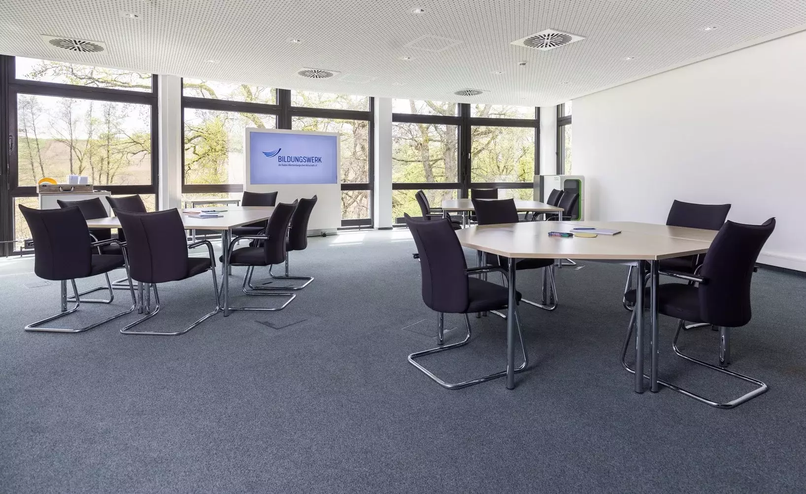 Moderner Tagungsraum im Haus Steinheim mit Präsentationsstele, Whiteboard und viel Tageslicht