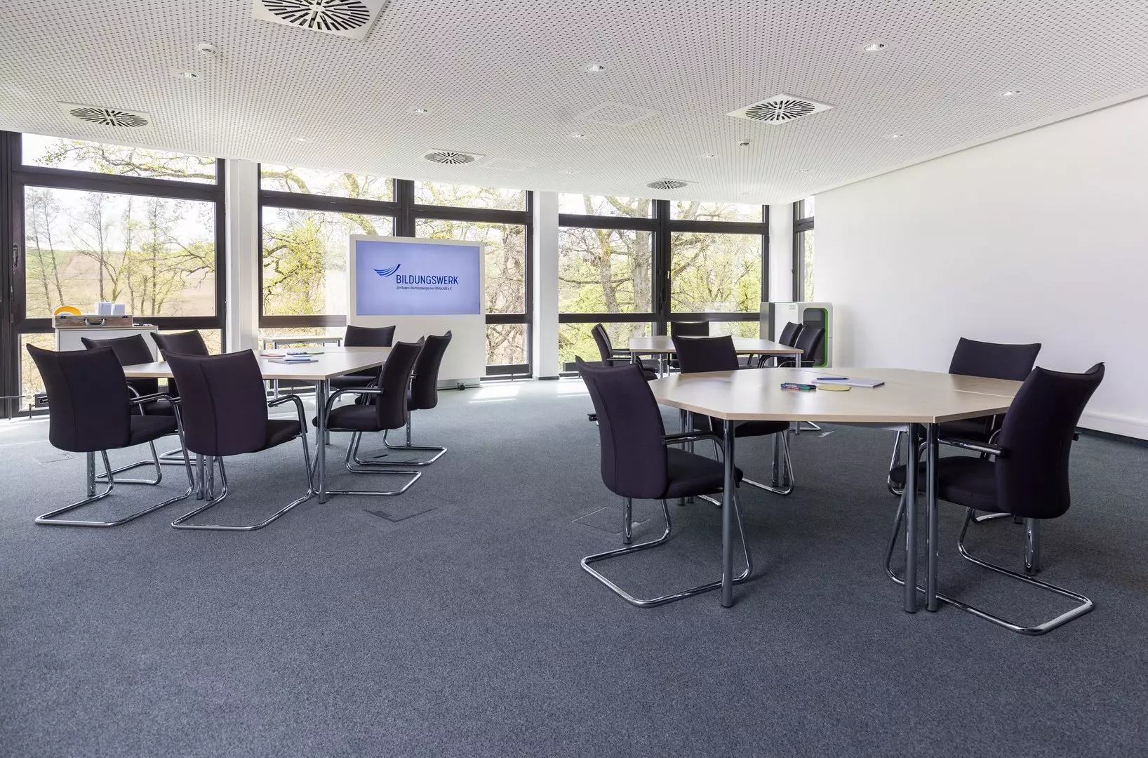 Moderner Tagungsraum im Haus Steinheim mit Präsentationsstele, Whiteboard und viel Tageslicht