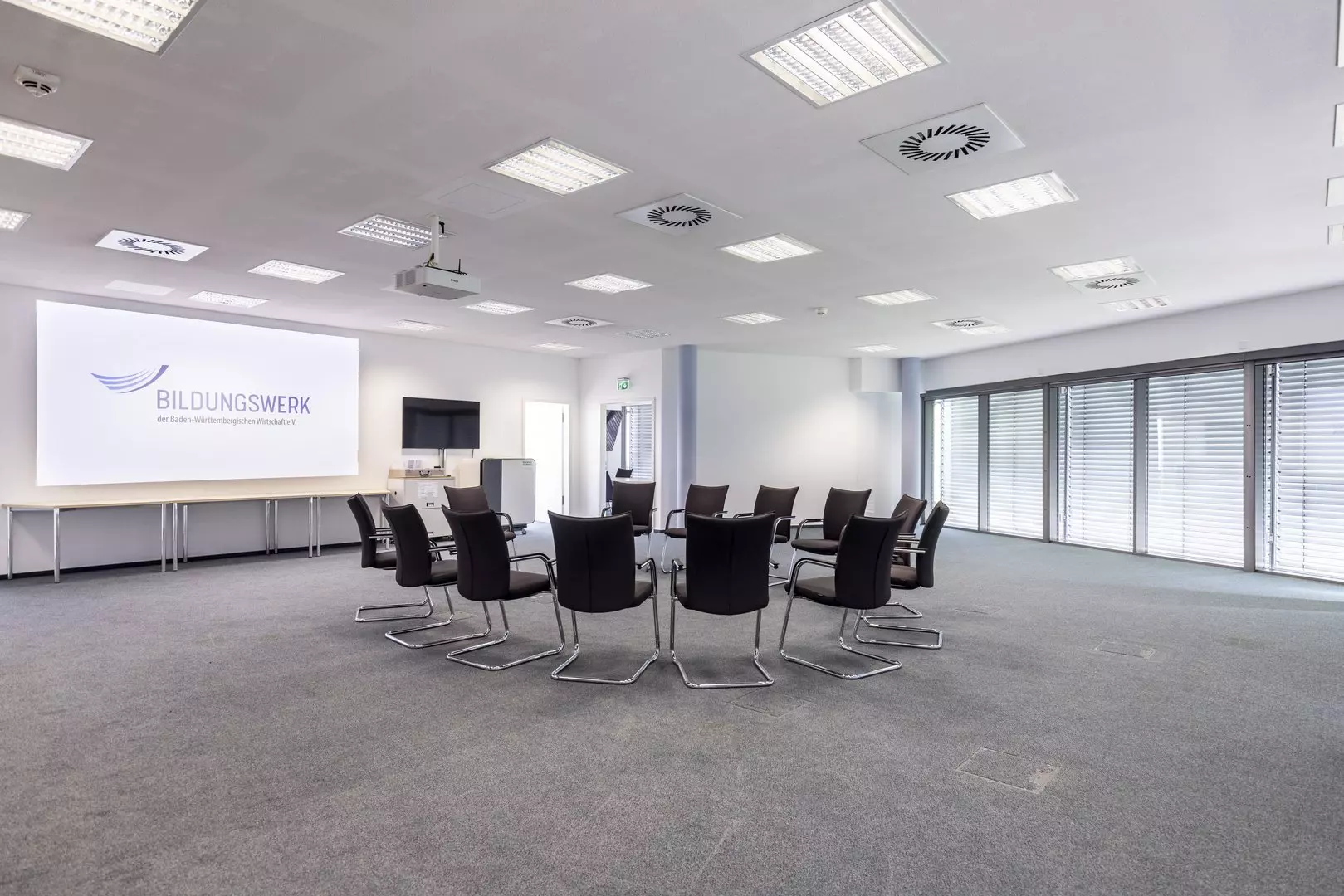 Konferenzraum für bis zu 45 Personen – ideal für Seminare, Workshops und Firmenveranstaltungen