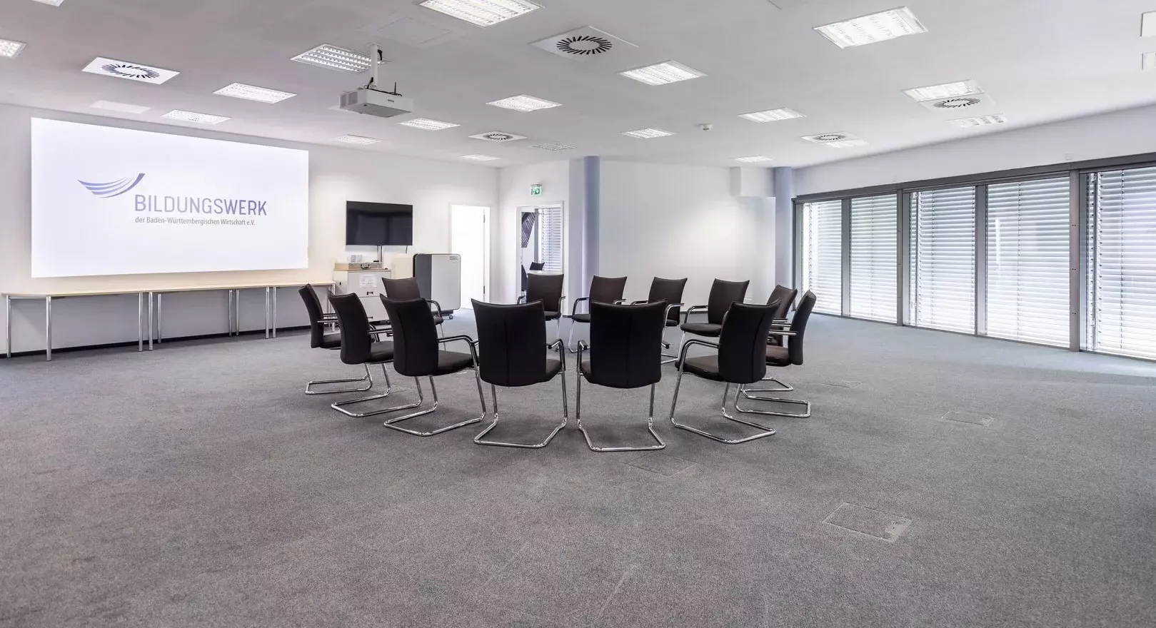 Konferenzraum für bis zu 45 Personen – ideal für Seminare, Workshops und Firmenveranstaltungen
