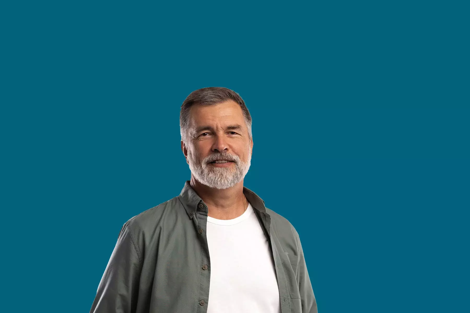 Führungskraft mit Hemd vor blauem Hintergrund