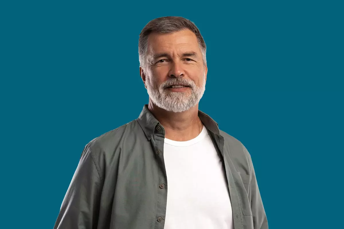 Führungskraft mit Hemd vor blauem Hintergrund