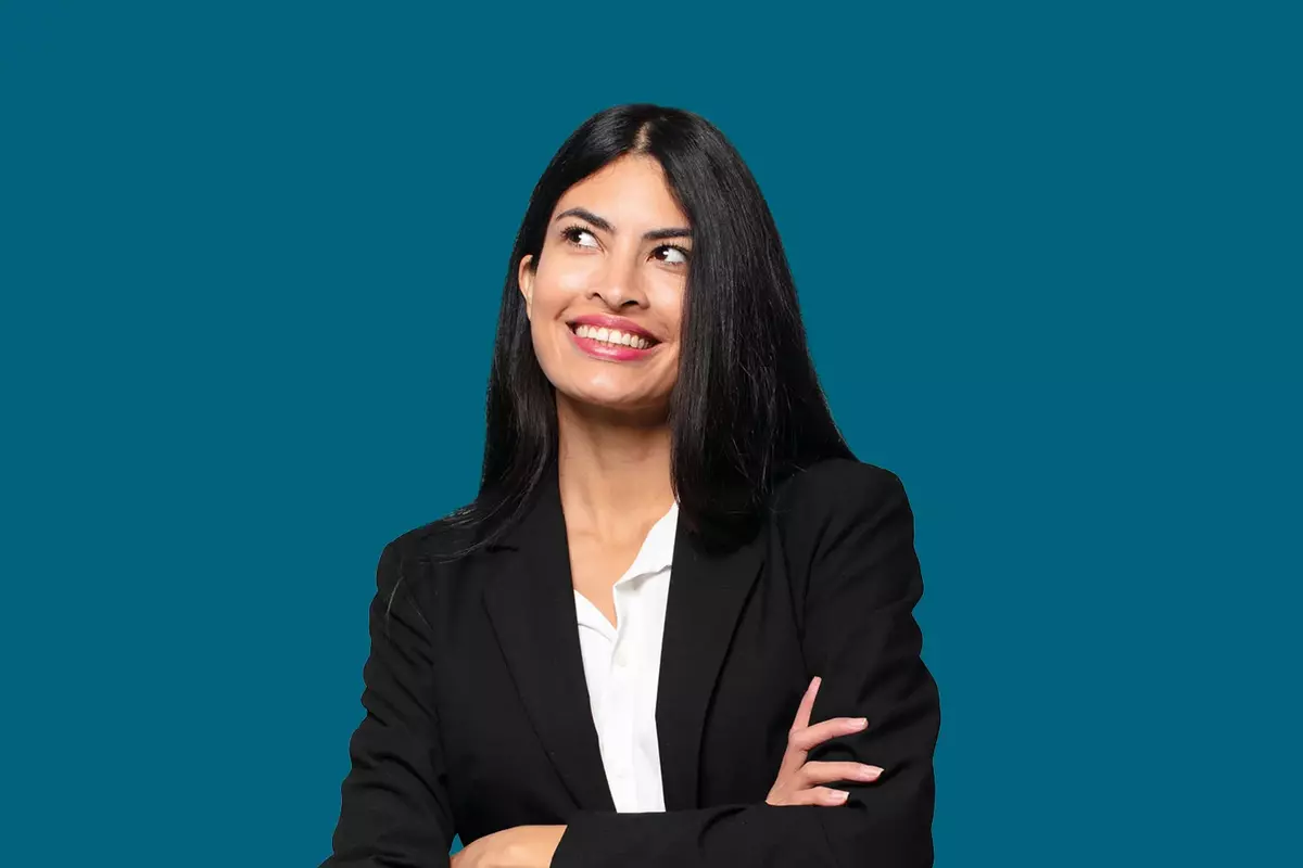 Junge Frau mit Blazer vor blauem Hintergrund