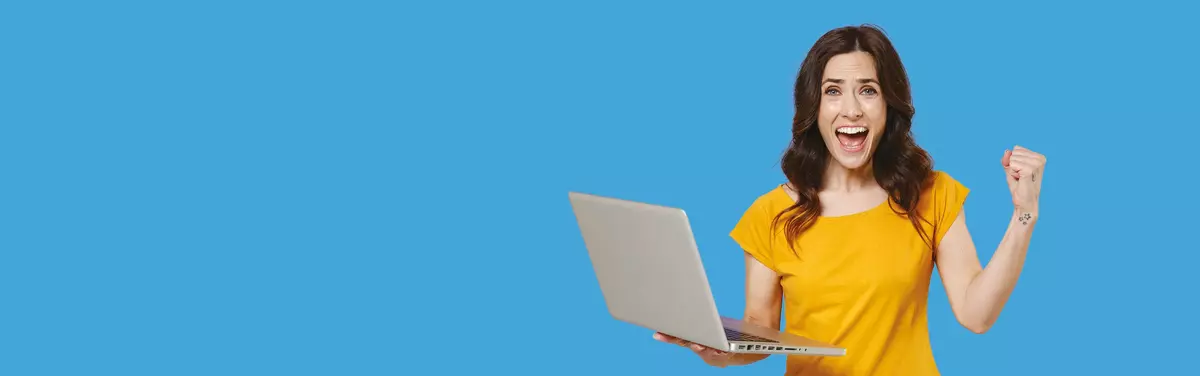 Frau mit Notebook in der Hand vor blauem Hintergrund
