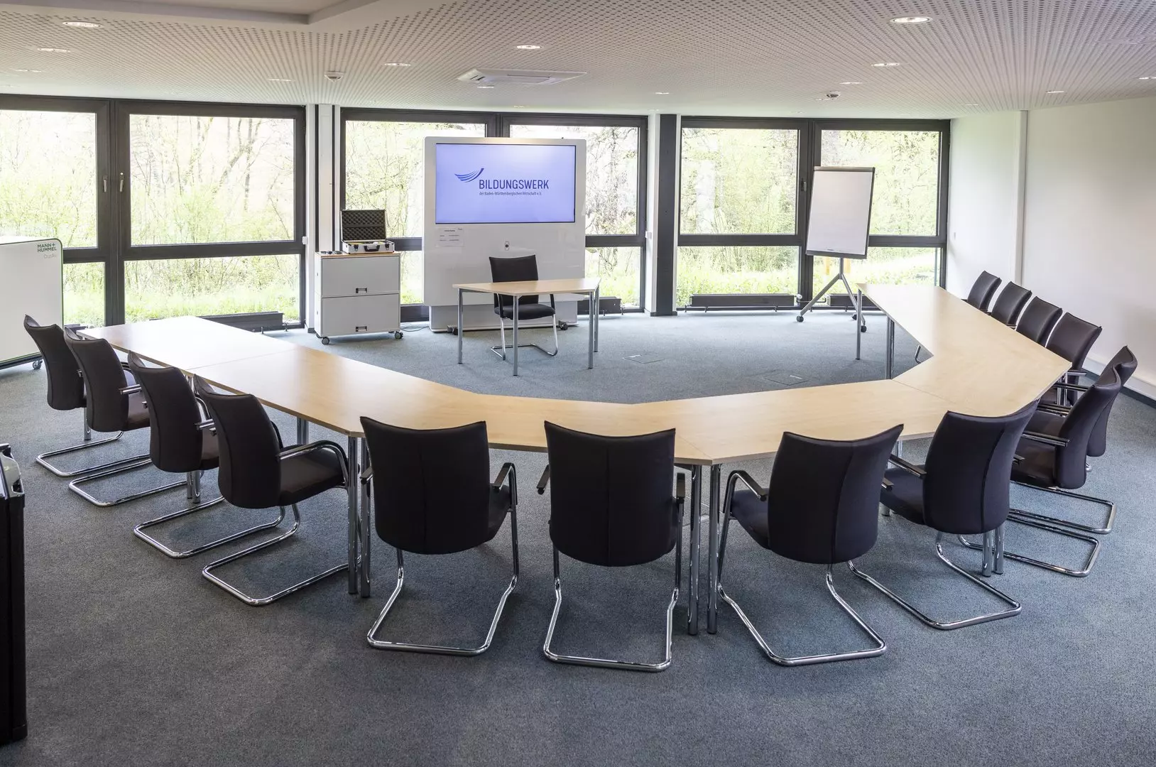 Seminarraum mit Terrassenzugang im Haus Steinheim – lichtdurchflutet und flexibel nutzbar