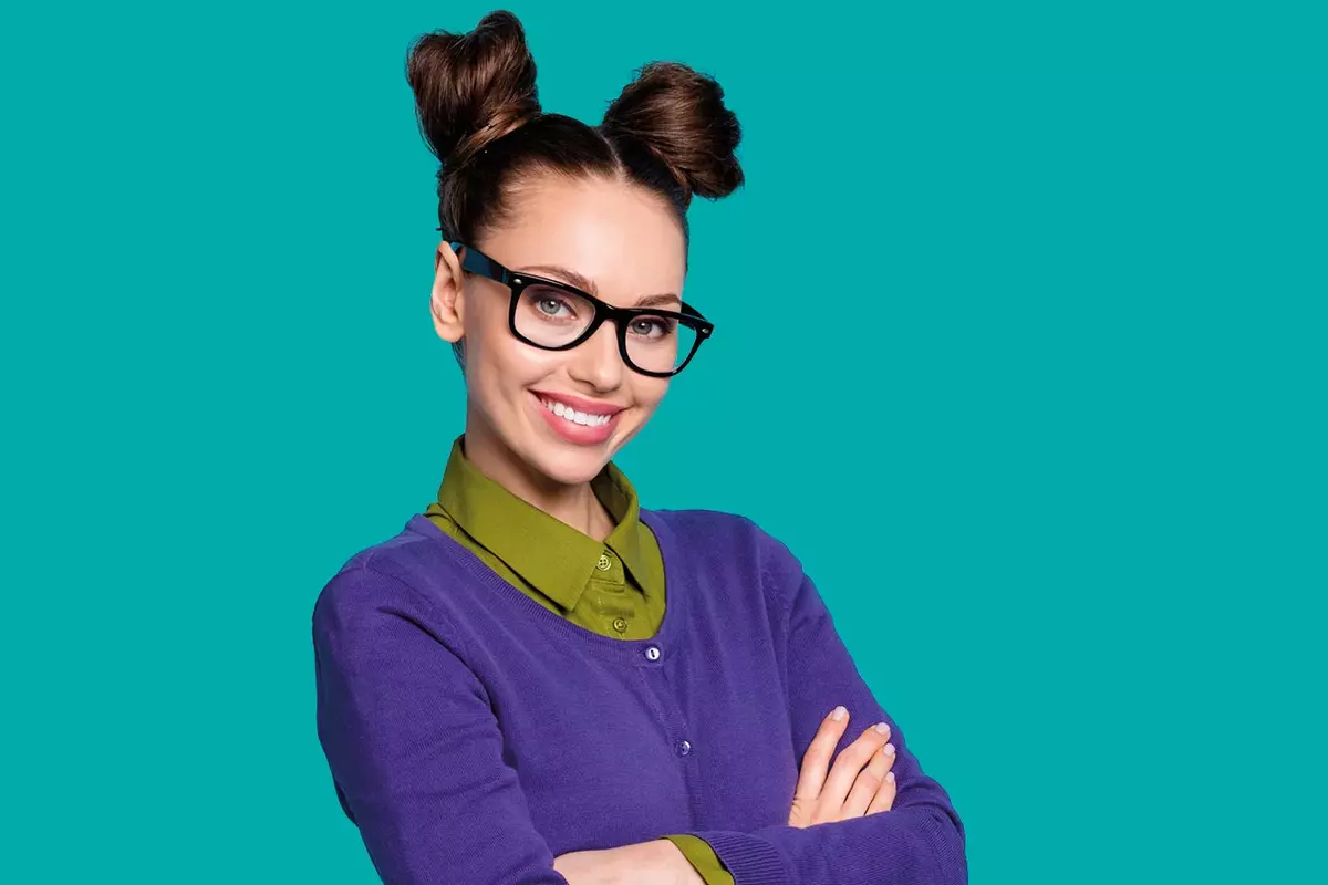 Frau mit Brille vor grünem Hintergrund