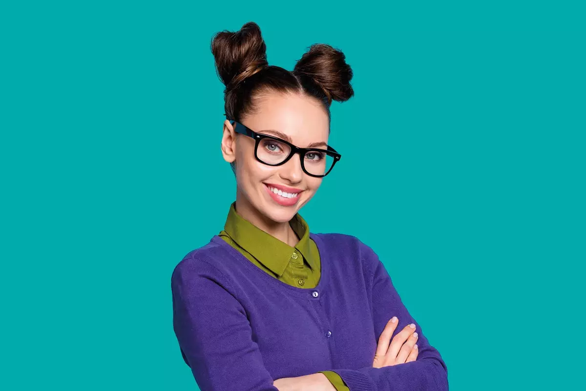 Frau mit Brille vor grünem Hintergrund