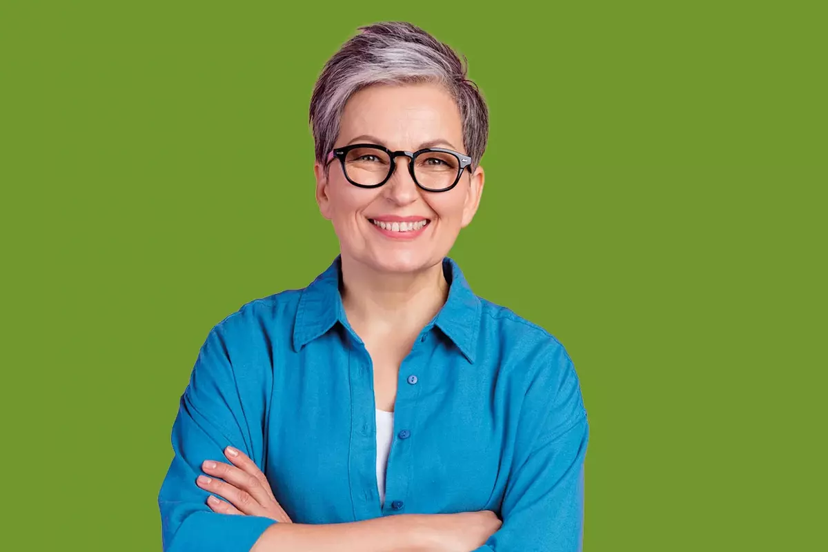 Frau in blauem Hemd vor grünem Hintergrund