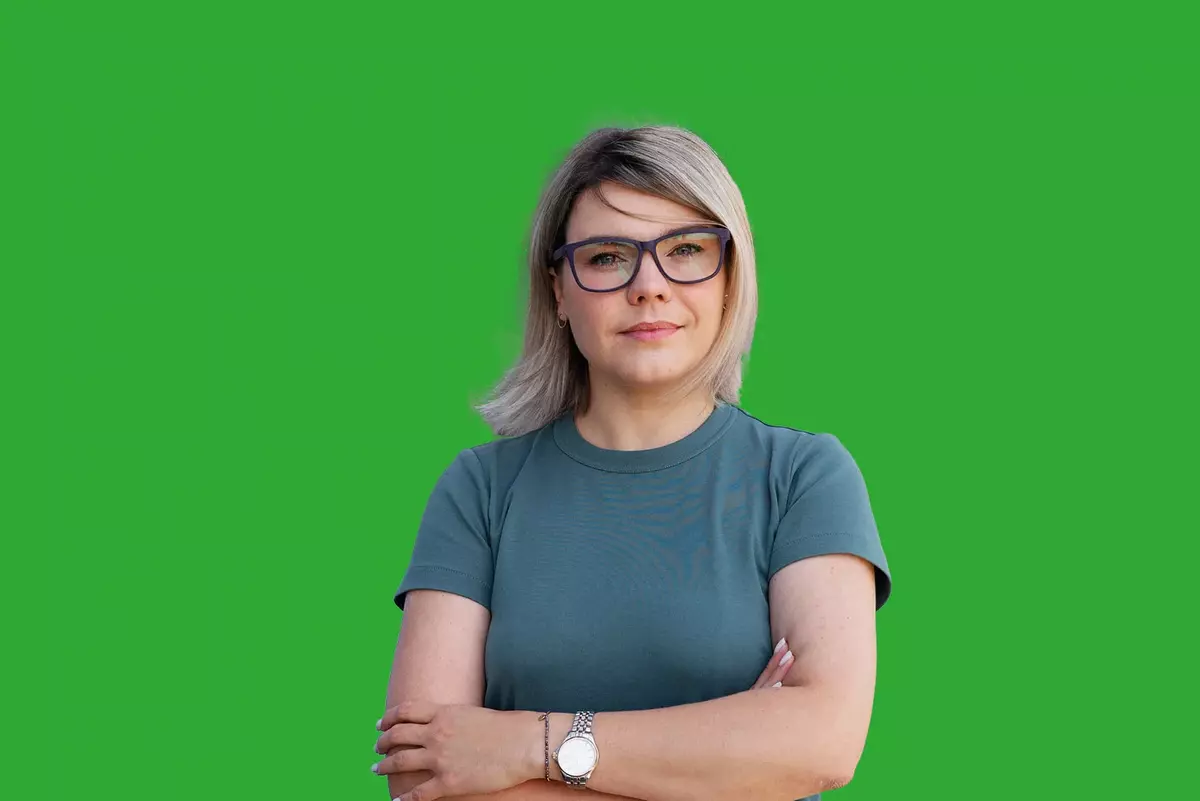 Betriebsratsmitglied vor grünem Hintergrund