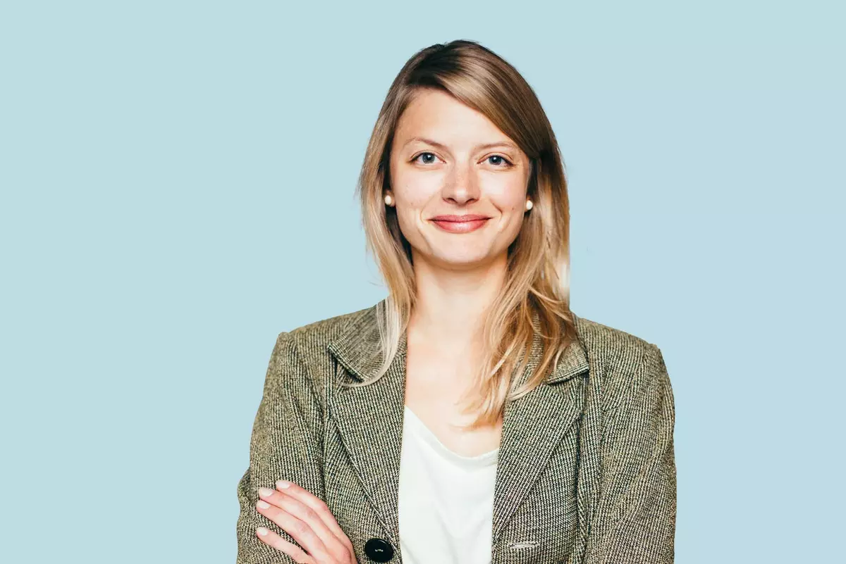 Persönliche Weiterbildung - Frau mit Balzer vor hellblauem Hintergrund