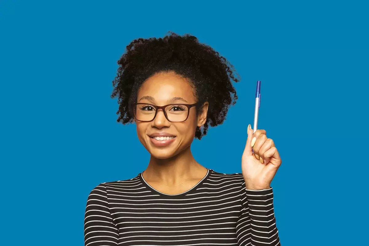 Frau mit Stift in der Hand vor blauem Hintergrund
