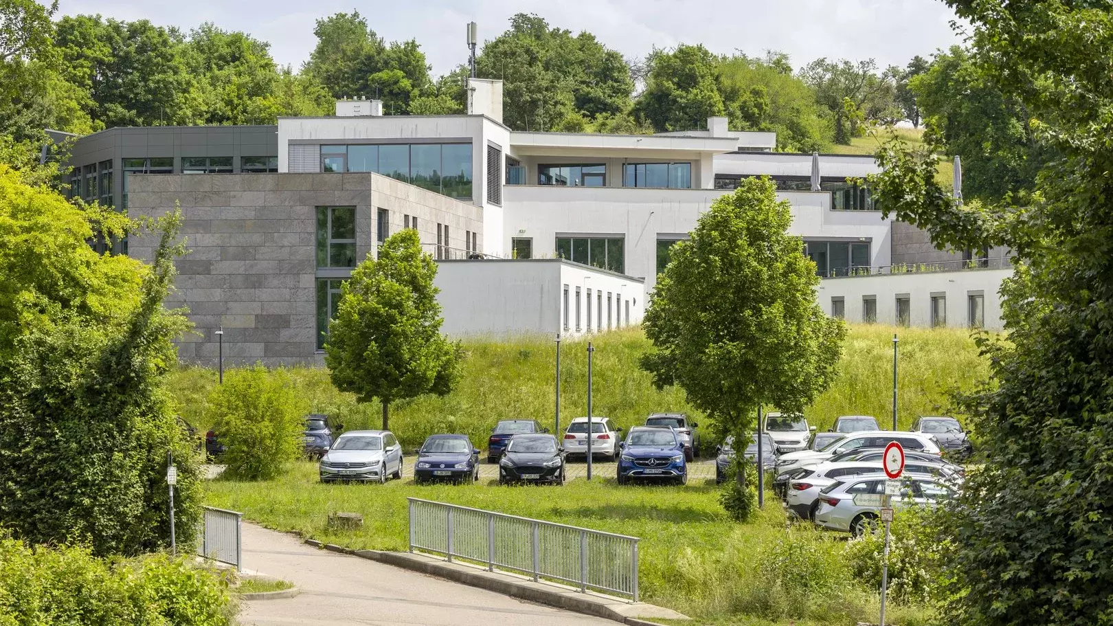 Außenansicht Haus Steinheim mit großzügigen Parkplätzen und ruhiger Lage