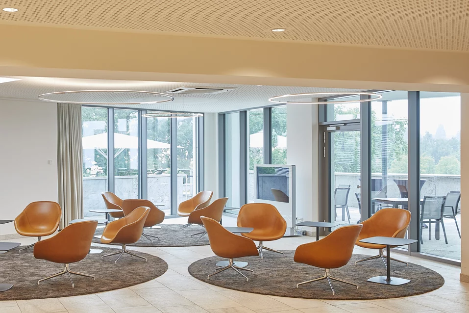 Die Hotelhalle des Bildungszentrums Haus Steinheim ist ein Ort der Begegnung.