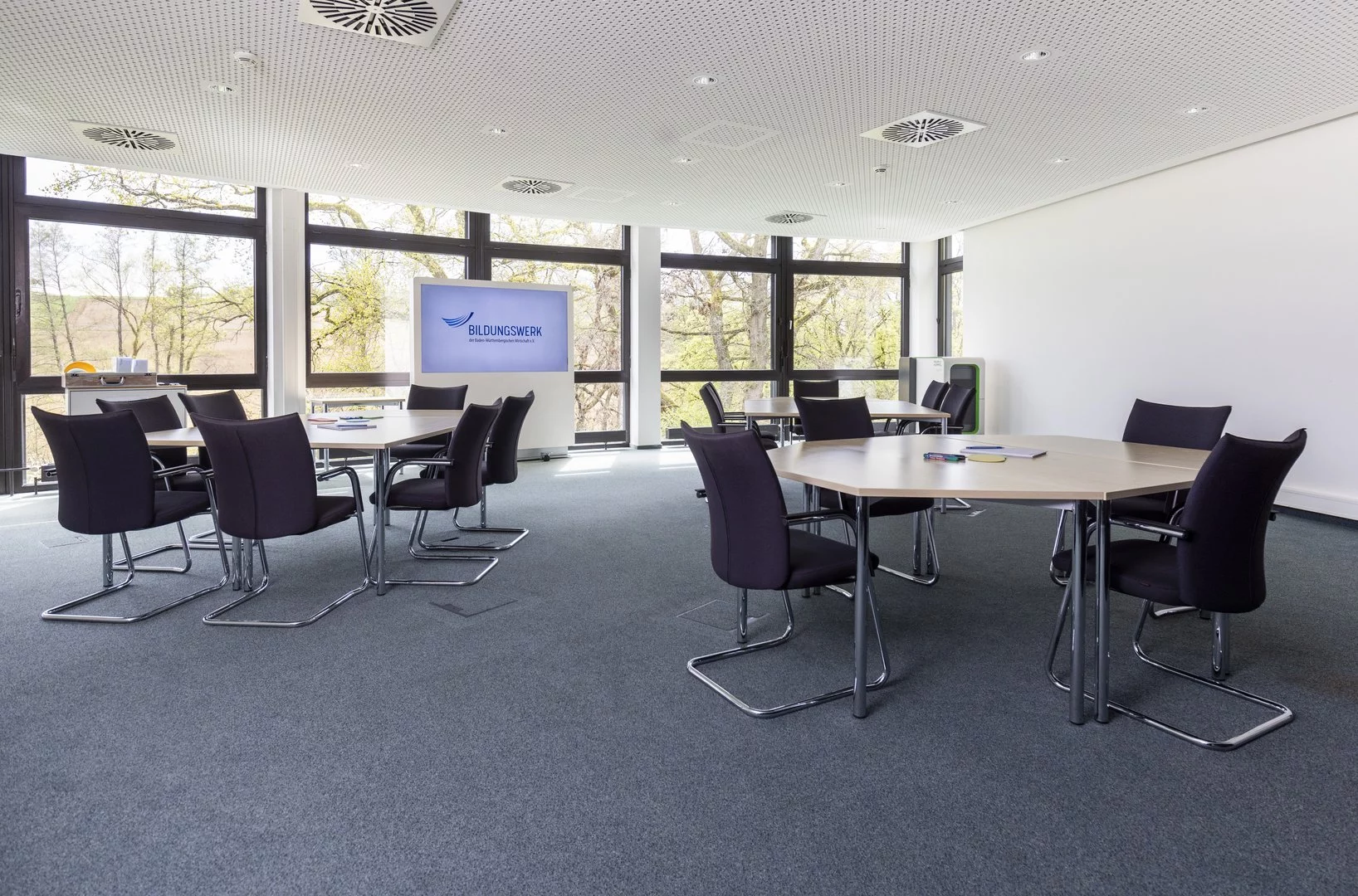 Moderner Tagungsraum im Haus Steinheim mit Präsentationsstele, Whiteboard und viel Tageslicht