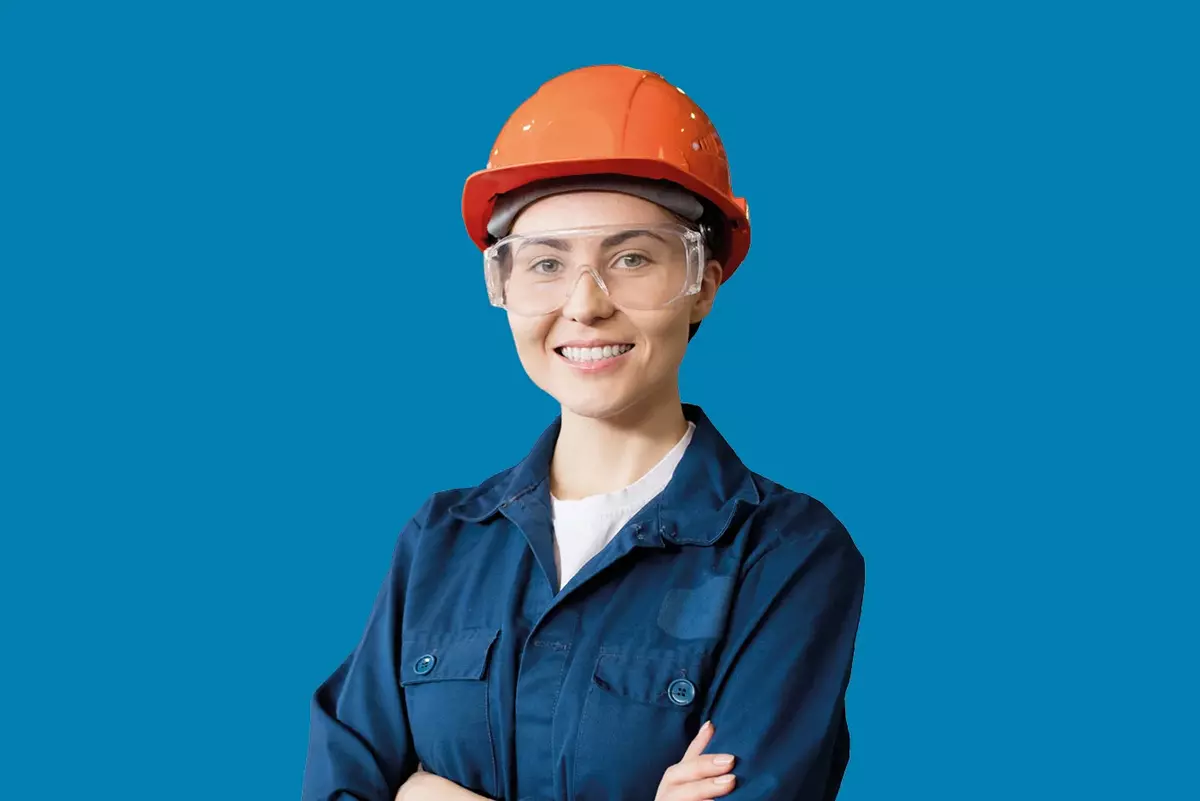 Frau in Produktion mit Helm und Sicherheitsbrille