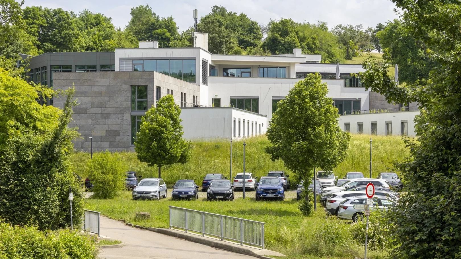 Außenansicht Haus Steinheim mit großzügigen Parkplätzen und ruhiger Lage
