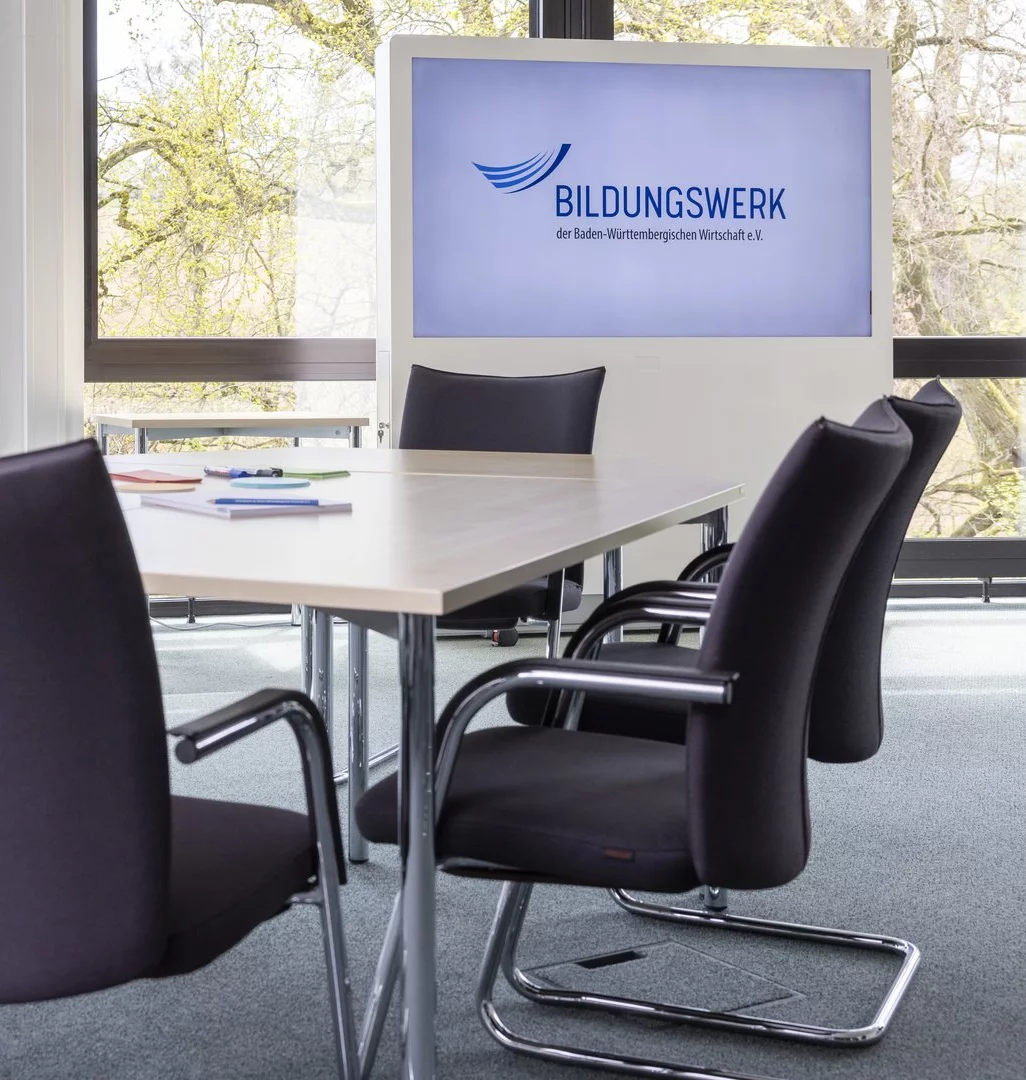 Moderner Tagungsraum im Haus Steinheim mit Beamer, Whiteboard und viel Tageslicht
