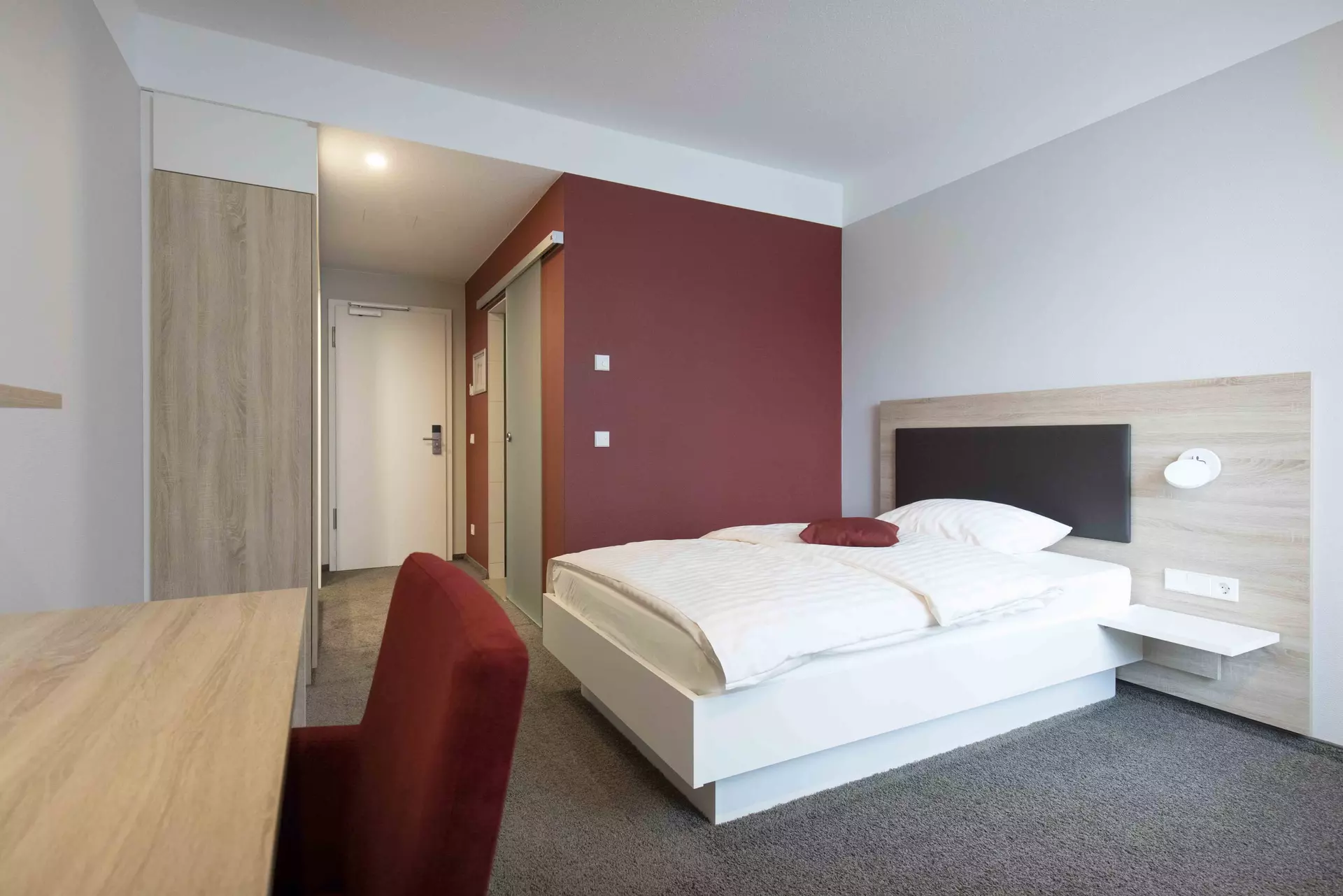 Modernes Einzelzimmer mit Bad, Internetzugang und TV